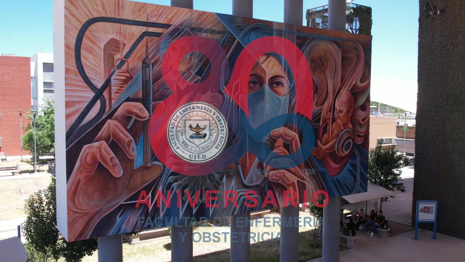 Mural del 80 aniversario en la fachada de la Facultad